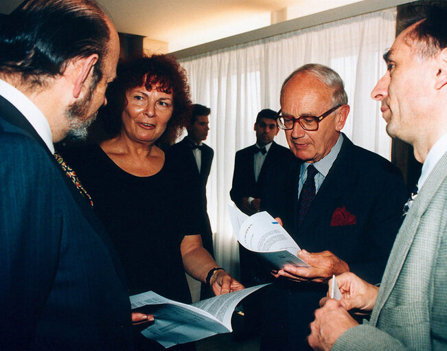 Valokuva 4: The President of the European Monetary Institute in a meeting at the EP.