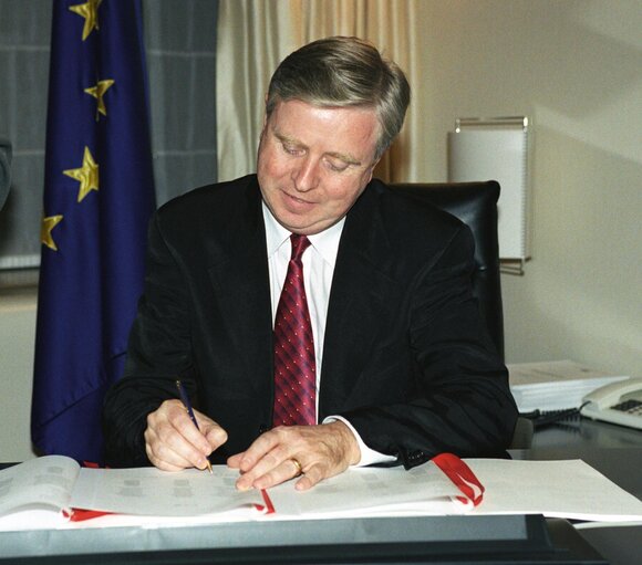 Photo 3: Signature of the Agreement on the Solidarity Fund in Brussels