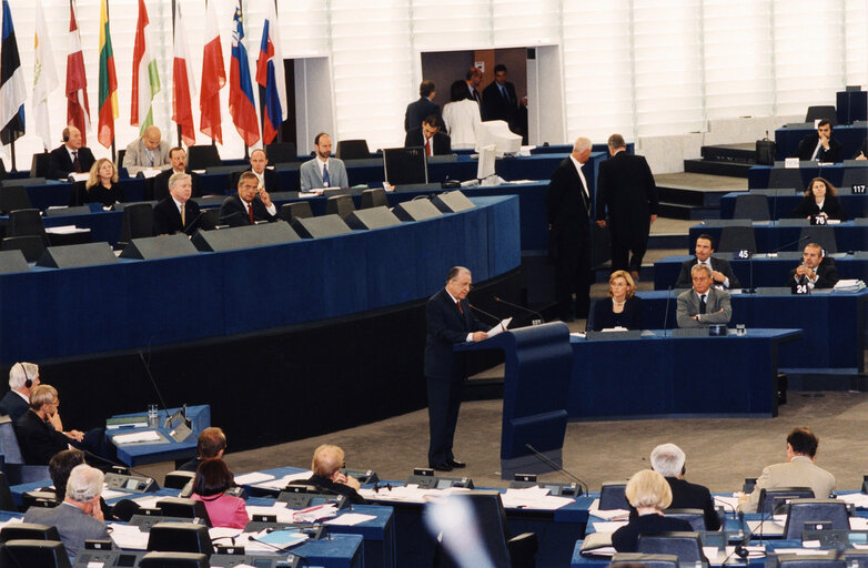 Fotografia 6: Ion ILIESCU, President of Romania, makes an official visit to the EP in Strasbourg