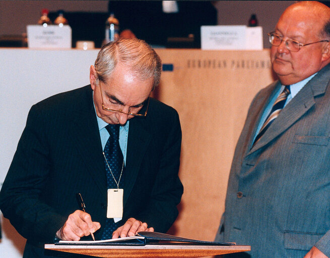 Fotografija 9: Last meeting of the European Convention on the Future of Europe - Signature of the final declaration