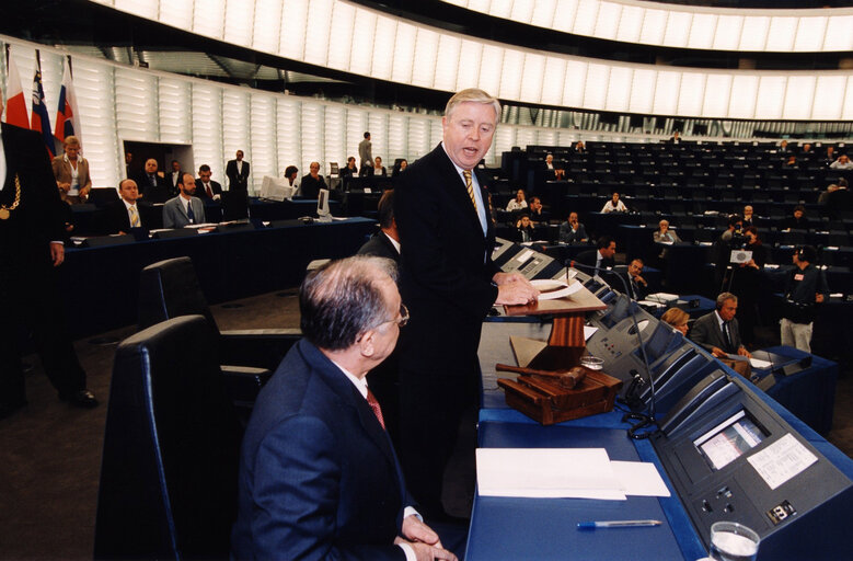 Fotografia 5: Ion ILIESCU, President of Romania, makes an official visit to the EP in Strasbourg