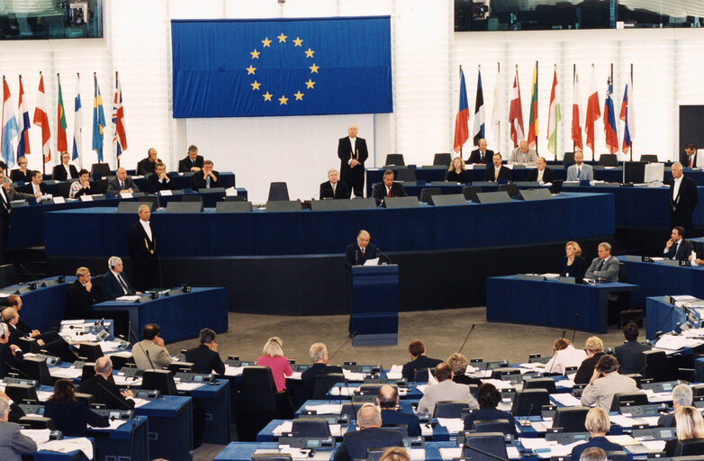 Fotografia 4: Ion ILIESCU, President of Romania, makes an official visit to the EP in Strasbourg