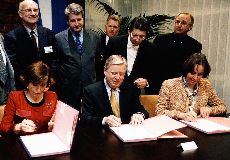 Zdjęcie 9: Signature of the buying act for the LOW building in Strasbourg with EP President, French Minister of European Affairs and Strasbourg's Mayor