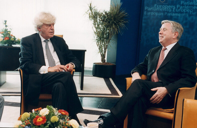 Φωτογραφία 5: Wim DUISENBERG, President of the European Central Bank, presents the ECB 2002 yearly report at a plenary session in Strasbourg