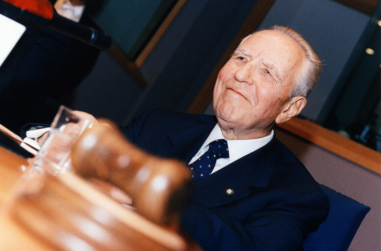 Zdjęcie 5: Italy's President Carlo Azeglio CIAMPI briefs the Conference of Presidents over the Intergovermental Conference