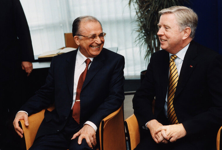 Fotografia 3: Ion ILIESCU, President of Romania, makes an official visit to the EP in Strasbourg