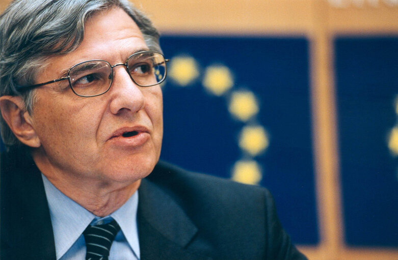 Photo 8 : Greek Minister of European Affairs holds a news conference in Strasbourg following the vote over the accession of 10 new member countries to the EU