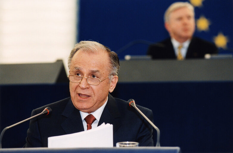 Fotografia 2: Ion ILIESCU, President of Romania, makes an official visit to the EP in Strasbourg