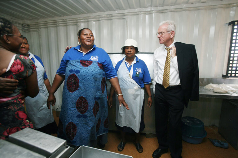 Foto 44: Hans-Gert POETTERING, EP President, makes an official visit to South Africa - EP President meets with South African women working in a bakery at the Enthogen water project in Evaton