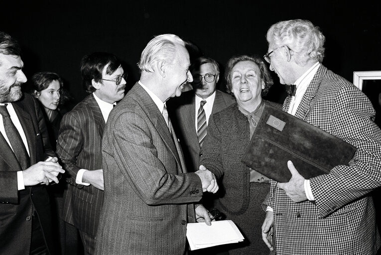 Photo 12 : The 1989 SAKHAROV Prize is awarded to Alexander DUBCEK