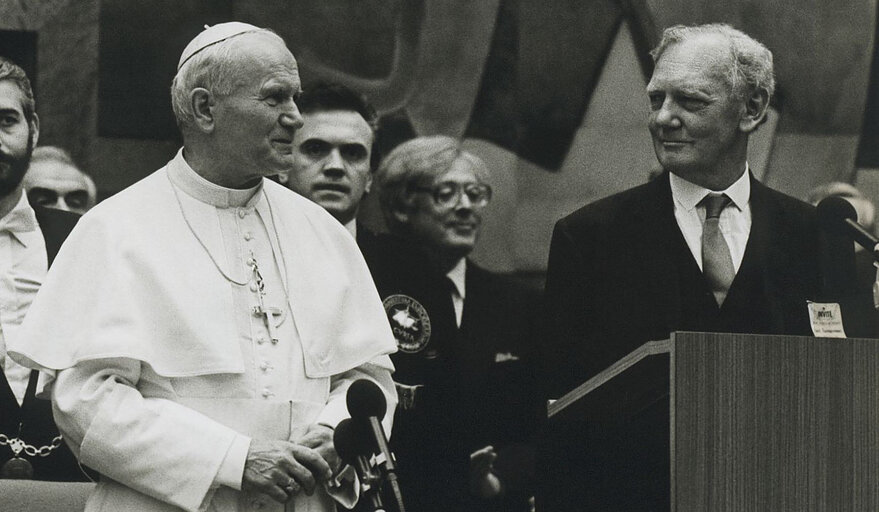 Fotogrāfija 7: Visit of Pope Jean-Paul II to the EP in Luxembourg.