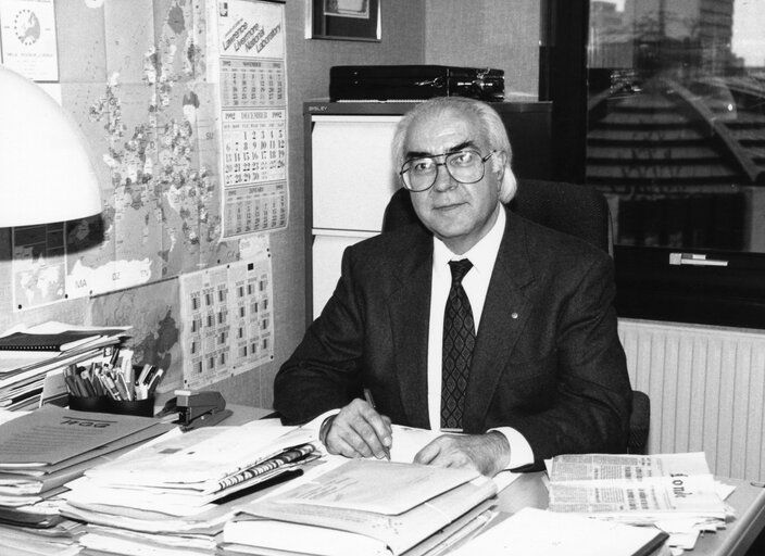 Foto 4: Portrait of MEP Artur da CUNHA OLIVEIRA in his office in Strasbourg in January 1993