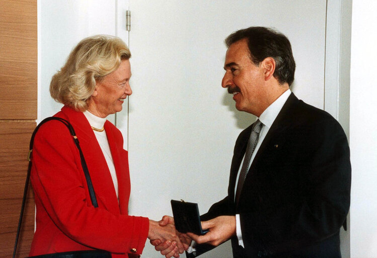 The President of Colombia receives a medal from the EP President during his visit to the EP in Strasbourg.