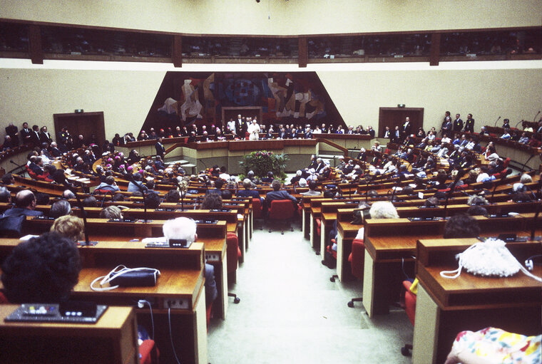 Photo 6 : Visit of Pope Jean-Paul II to the EP in Luxembourg.