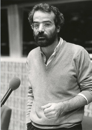 Alexandros ALAVANOS speaks in plenary session in 1982