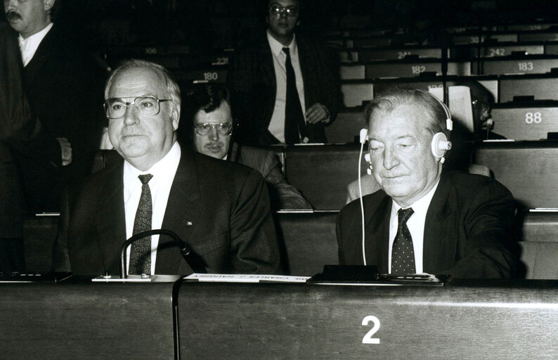 Fotografia 2: Irish Prime Minister Charles HAUGHEY and German Chancellor Helmut KOHL attend a plenary session in Strasbourg in May 1990