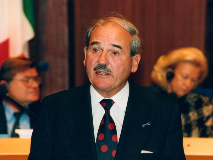 Foto 38: The President of the Court of Auditors addresses the EP in Strasbourg.