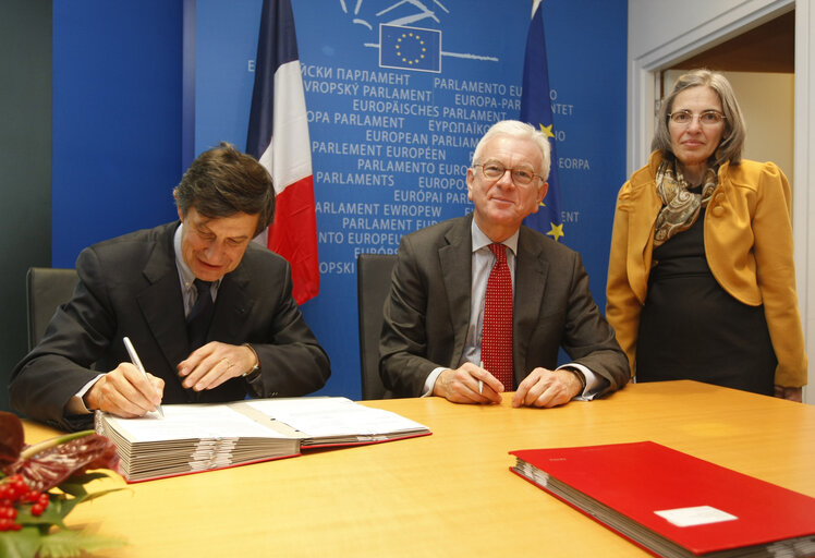 Fotagrafa 8: Ceremonial LEX signing of co-decision legislationat the EP in Strasbourg.