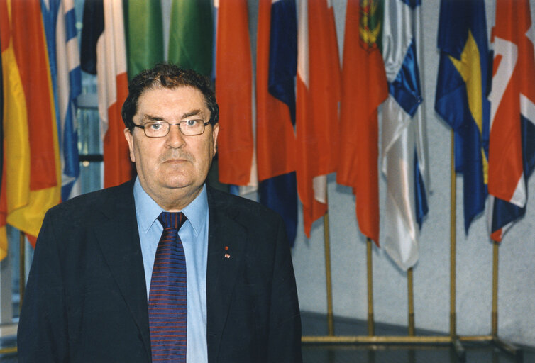 Fotografija 44: Portrait of MEP John HUME in Brussels