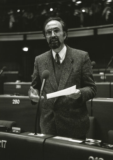 Fernando CONDESSO speaks in plenary session in October 1988