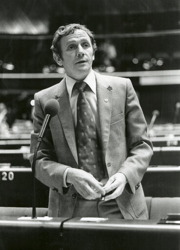 Photo 1 : Allan R. ROGERS speaks in plenary session in July 1981