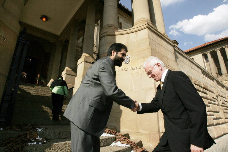 Foto 1: Hans-Gert POETTERING, EP President, makes an official visit to South Africa - EP President  is greeted by Dr. Anil Sooklal as he arrives at the Presidential Residency of South African President Kgalema Motlanthe