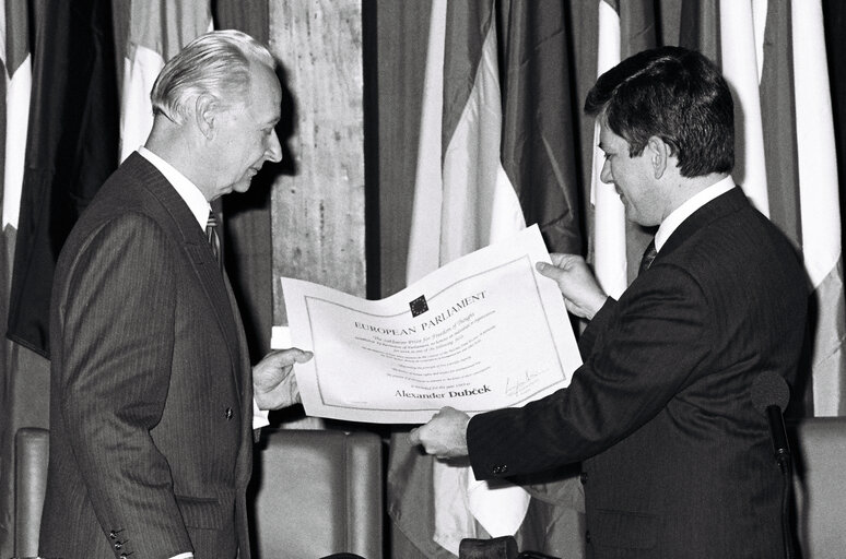 Photo 5: The 1989 SAKHAROV Prize is awarded to Alexander DUBCEK