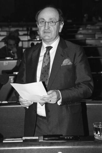 Fotografi 3: Irish Foreign Minister Gerard COLLINS speaks in a plenary session in January 1990