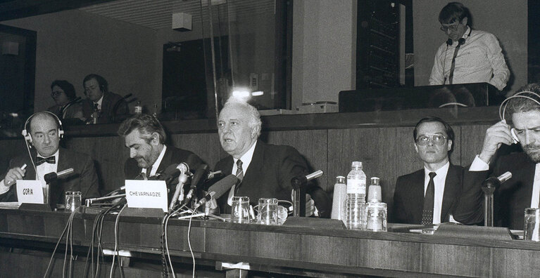 Fotografija 9: Russian Foreign Minister addresses the AFET Committee of the EP in Brussels on December 19, 1989