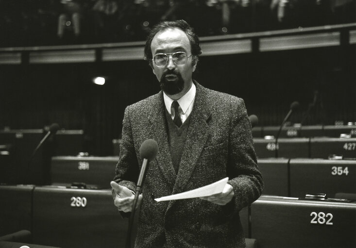 Fernando CONDESSO speaks in plenary session in October 1988