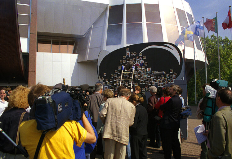 Fotografija 2: Demonstration of the European Socialists against nuclear testing.