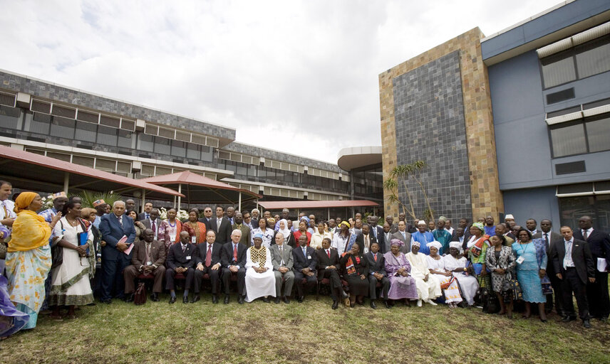 Fotografija 2: Hans-Gert POETTERING, EP President, makes an official visit to South Africa - EP President together with participants at the opening session of the 10th Ordinary session of the Pan-African Parliament that was held October 27,2008 at Gallagher Estate in Midrand