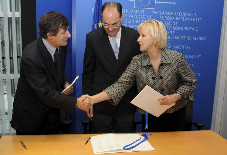 Снимка 18: Signing ceremony for a  political declaration on communicating Europe.