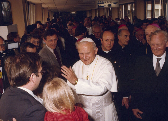 Fotogrāfija 4: Visit of Pope Jean-Paul II to the EP in Luxembourg.