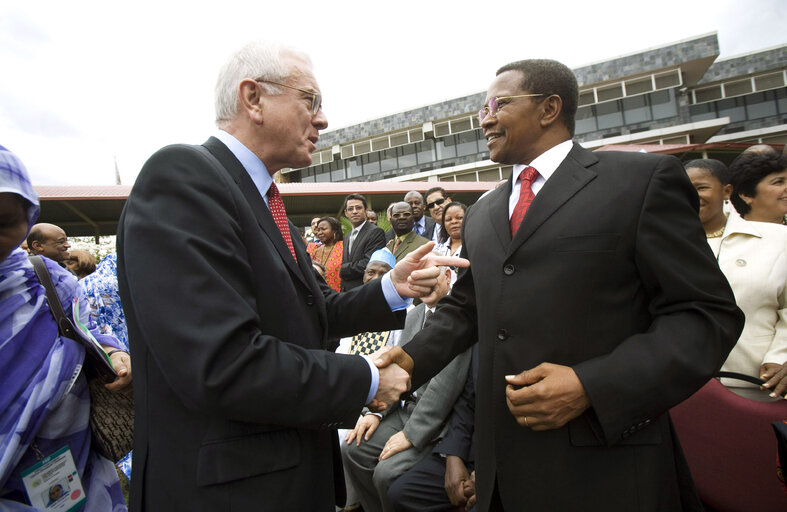 Fotografija 3: Hans-Gert POETTERING, EP President, makes an official visit to South Africa - EP President together with Tanzanian President Kikwete who is also President of the African Union . Hundreds participated in the opening session of the 10th Ordinary session of the Pan-African Parliament held at Gallagher Estate in Midrand