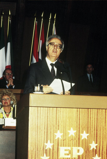 Photo 8: Greek President Christos SARTZETAKIS makes an official visit to the EP in November 1988