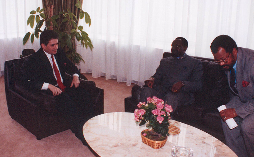 Suriet 7: Strasbourg M Jonas Sawimbi chef de l'UNITA (Angola) Parlement europ?©en ?† Strasbourg, Angola, VIP, Baron Crespo, 1991 00/05/1991