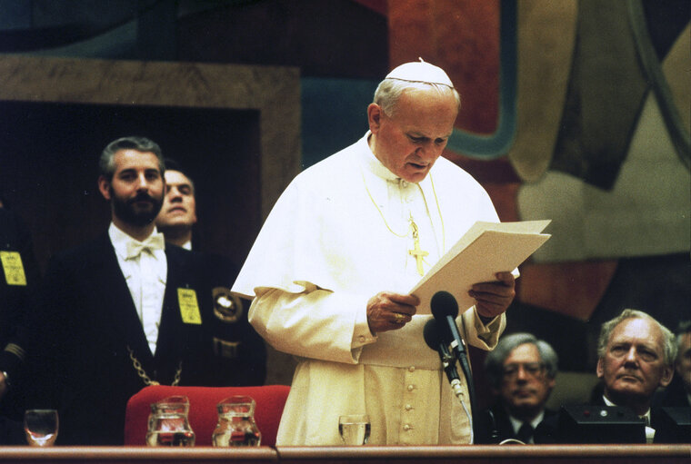 Photo 3 : Visit of Pope Jean-Paul II to the EP in Luxembourg.