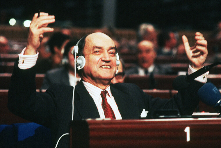 Zdjęcie 5: Claude CHEYSSON in plenary session in Strasbourg.