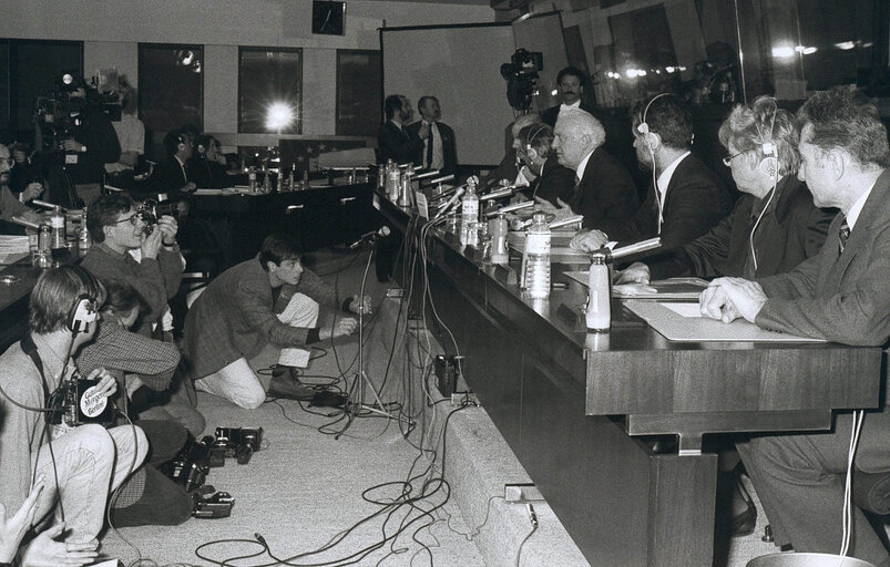 Fotografija 10: Russian Foreign Minister addresses the AFET Committee of the EP in Brussels on December 19, 1989