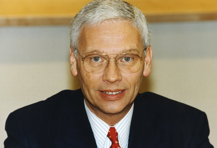 Zdjęcie 18: Hans VAN DEN BROEK in plenary session in Brussels