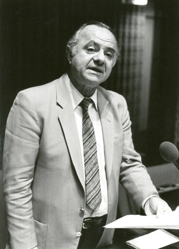 Nikolaos VGENOPOULOS speaks in plenary session in October 1982