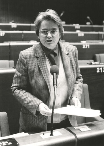 Marie-Jacqueline DESOUCHES speaks in plenary session in November 1982