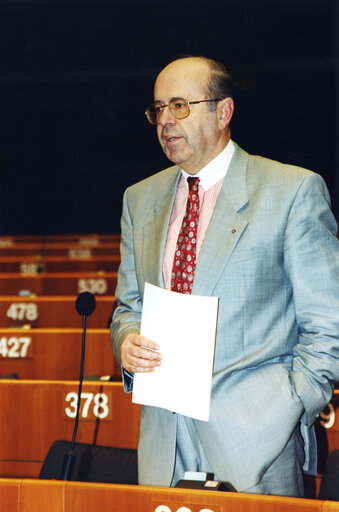 Foto 10: Millan LINZER in plenary session in Brussels