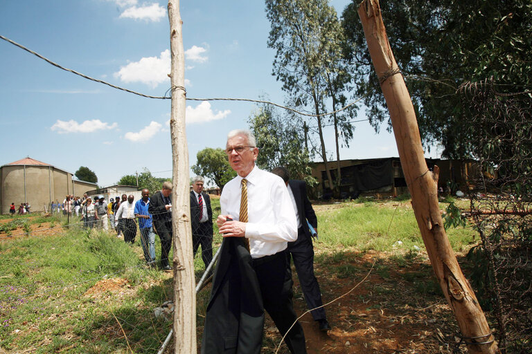 Foto 24: Hans-Gert POETTERING, EP President, makes an official visit to South Africa - EP President at the Enthogen water project in Evaton, South Africa