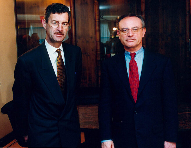 Fotografija 3: EP President meets with the Irish Minister for Foreign Affairs.