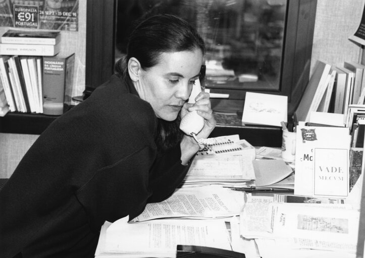 Fotografia 3: Portrait of MEP Amelie Maria SANTOS in her office in Strasbourg in January 1993