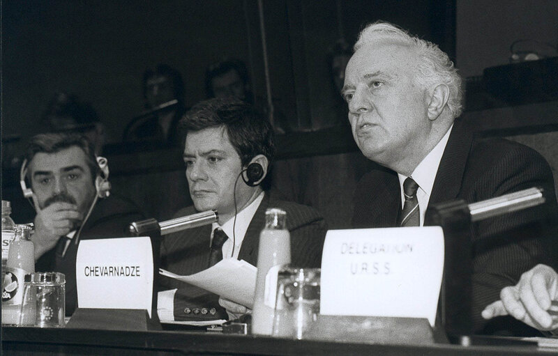 Fotografija 11: Russian Foreign Minister addresses the AFET Committee of the EP in Brussels on December 19, 1989