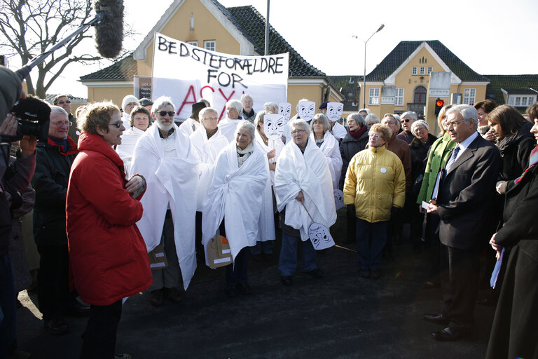 Foto 2: LIBE Committee delegation to Denmark visits sandholm lejeren and kongedal refugees detention centres.