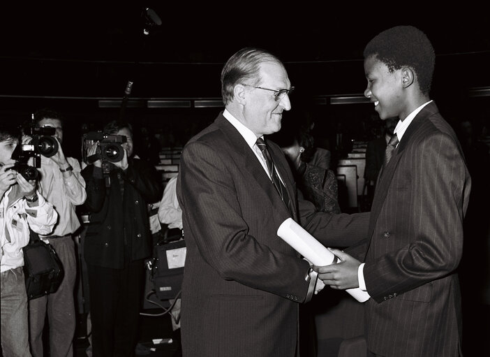 Fotogrāfija 7: The 1988 SAKHAROV Prize is awarded to Anatoli MARCHENKO (posthumously) represented by his widow and Nelson Rolihlahla MANDELA represented by his grand son